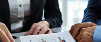 Консультант по ипотеке объясняет клиентам условия кредитования на современном офисе